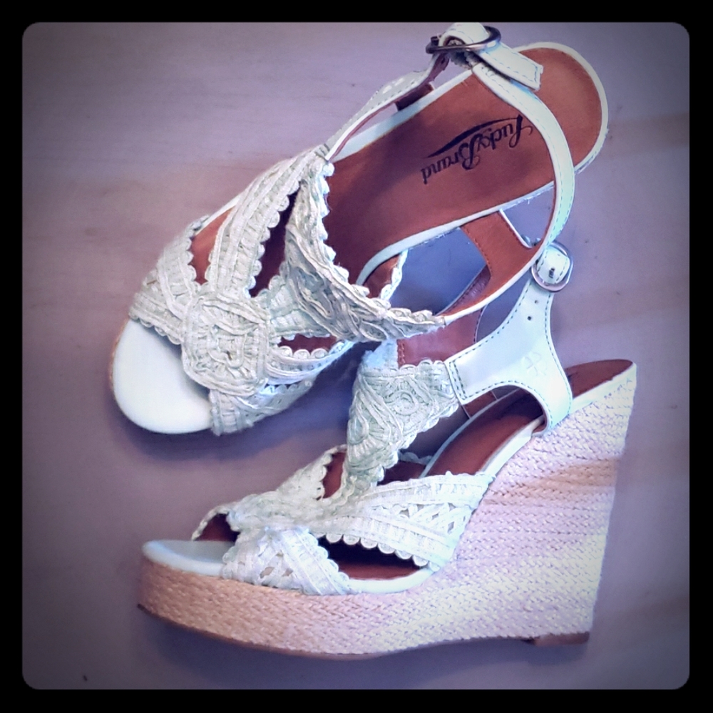 Lucky Brand mint green straw wedges 8m
